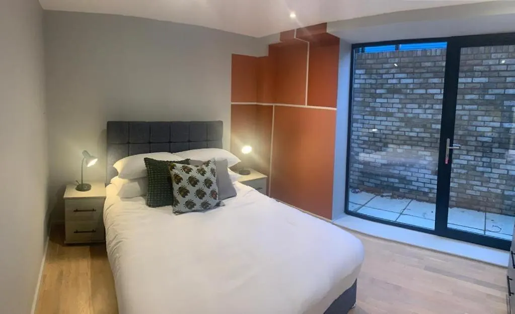 Cozy Three Bedroom Home In Mowlem St Sleeps 7 Λονδίνο